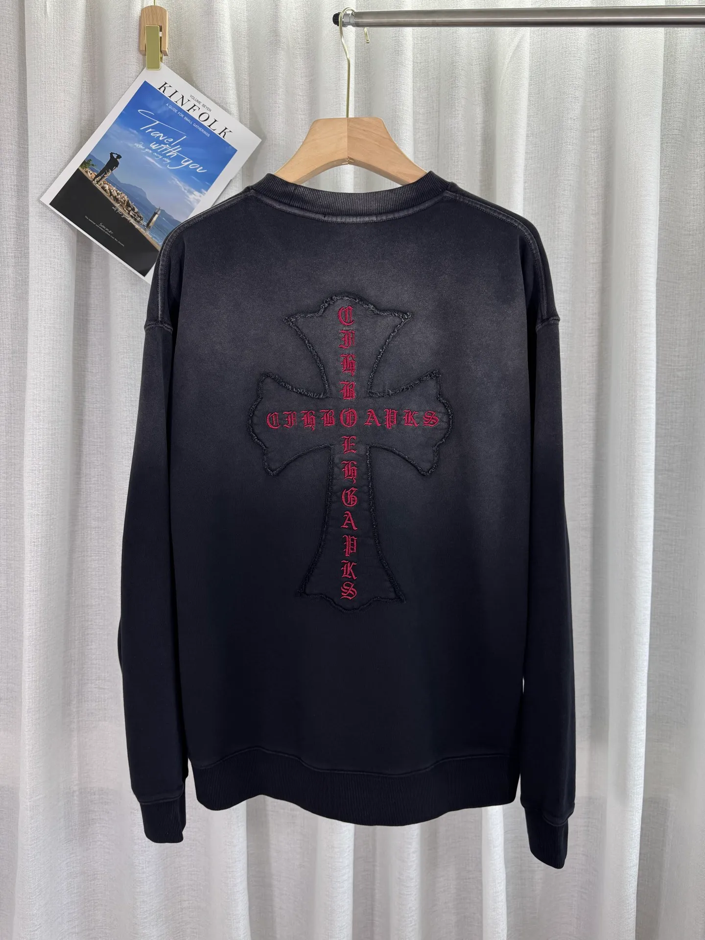P280 top version, real shot without P, ​​different from market currency) 𝗖𝗵𝗿𝗼𝗺𝗲 𝗛𝗲𝗮𝗿𝘁𝘀/Cro Heart 2025 washed patch embroidery autumn and winter new original single counter American laser burnt 3D three-dimensional color embroidery couple casual sweatshirt 👑The highest version! Customized fabric 420g tripe terry fabric! American acid-washed and distressed original fabric laser burnt ✟appliqué embroidery and exquisite embroidery of letters! The best-selling model in the counter, very comfortable to wear. Accessories: original molded and authenticated collar label➕100% silk wash label. Genuine purchase-grade original hangtag➕matching hanging rope➕3D hanging beads➕original packaging bag. Craftsmanship: The original version has consistent wiring! The highest version of the armhole matching technique! Color: Rose Black Size: S M L XL Style Number: 25-308